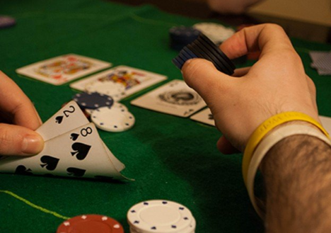 ​为什么扑克新手应该运用诈唬？