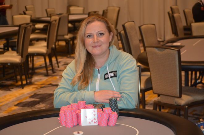 Laura Moore赢得波托马克扑克公开赛$370买入公开赛冠军